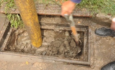 Encuentran desag&uuml;es tapados de cemento que arrojaron desde una construcci&oacute;n privada