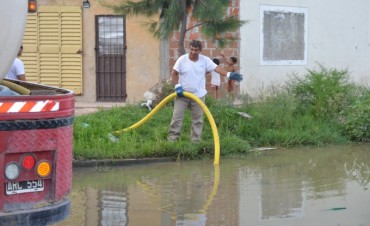 El intendente dispuso la limpieza de las cloacas desbordadas del barrio Dignidad
