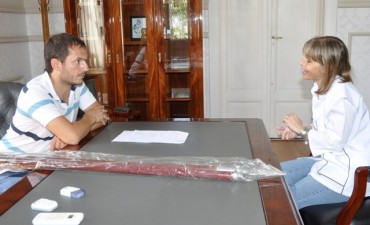 Abella entreg&oacute; un asta para la bandera de la Escuela Primaria N&deg;14 
