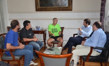 El Intendente entreg&oacute; botones antip&aacute;nico a integrantes de &ldquo;A Todo Pedal&rdquo;