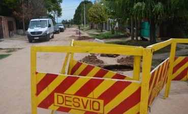 Las Campanas: ABSA repara la calle Demarco que se hundi&oacute; por una p&eacute;rdida de agua 