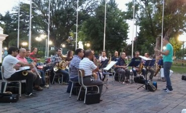 La Banda Municipal comparti&oacute; su m&uacute;sica en la plaza Eduardo Costa 