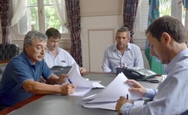 El Intendente firm&oacute; un convenio para extender el alumbrado p&uacute;blico en Los Pioneros