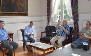 El Intendente recibi&oacute; a miembros de la asociaci&oacute;n civil Radio Club Campana 