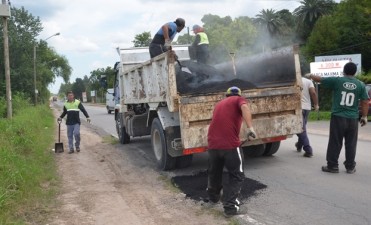 Se realizan nuevos trabajos de bacheo sobre ruta 4