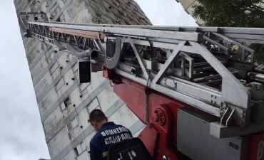 Bomberos Voluntarios y Defensa Civil realizaron un ejercicio en el edificio de Mitre y Berutti