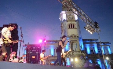 El &ldquo;Festival Verano Rock Campana&rdquo; convoc&oacute; a cientos de vecinos en la plaza Eduardo Costa