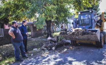 La minicargadora comenz&oacute; a operar en los barrios de la ciudad 