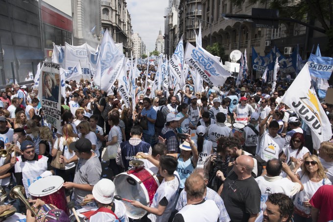 Docentes amenazan con parar si no se convoca a una paritaria nacional