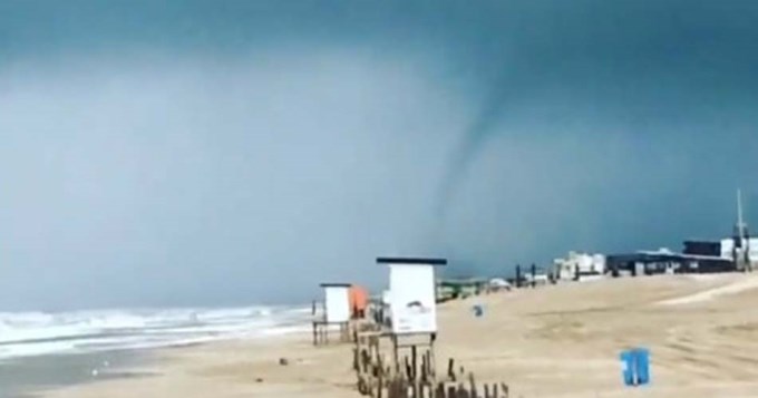 Tromba marina destruy&oacute; balneario en Pinamar
