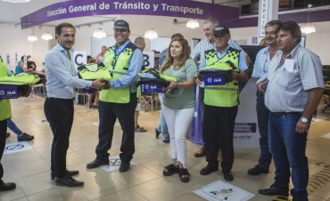 Abella entreg&oacute; nueva indumentaria a los agentes de tr&aacute;nsito 