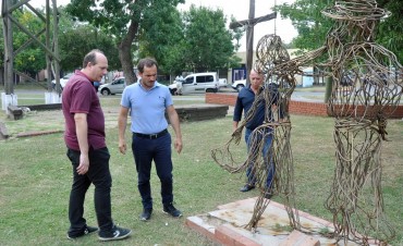 Se realizan trabajos de mantenimiento para recuperar la Plaza 1&ordm; de Mayo