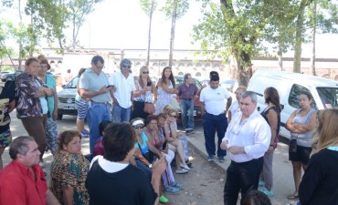 Los feriantes de la plaza 1&deg; de Mayo se trasladaron a la costanera 