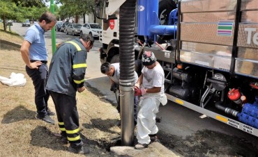 Limpian los desag&uuml;es pluviales en distintos puntos de la ciudad   