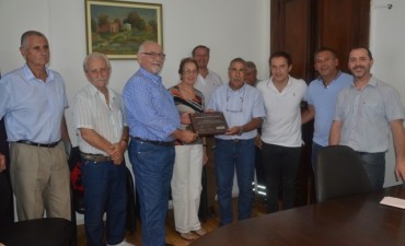 Abella reconoci&oacute; el trabajo de la Asociaci&oacute;n Isle&ntilde;os Unidos II 