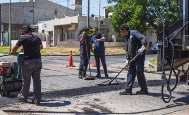 Siguen los trabajos de bacheo en las calles del casco urbano