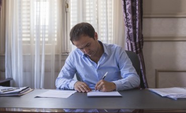 El Intendente firm&oacute; el decreto que declara el alerta laboral en el sector qu&iacute;mico
