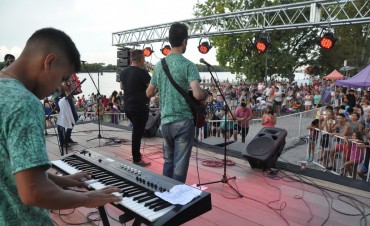 La m&uacute;sica tropical pas&oacute; por la costanera e hizo vibrar al p&uacute;blico campanense
