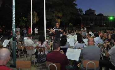 Cultura en verano: la Banda Municipal ensay&oacute; en el Parque Urbano