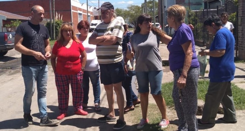 Marco Colella dialog&oacute; con los vecinos del Barrio Lubo 