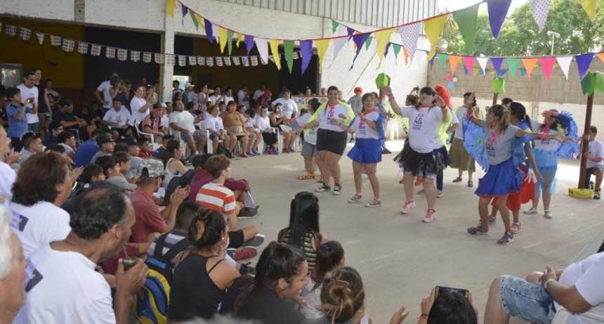 Adultos mayores y j&oacute;venes con discapacidad se despidieron de un gran verano
