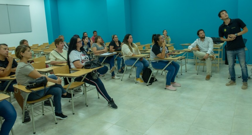 Se realiz&oacute; una charla sobre tenencia responsable y adiestramiento canino