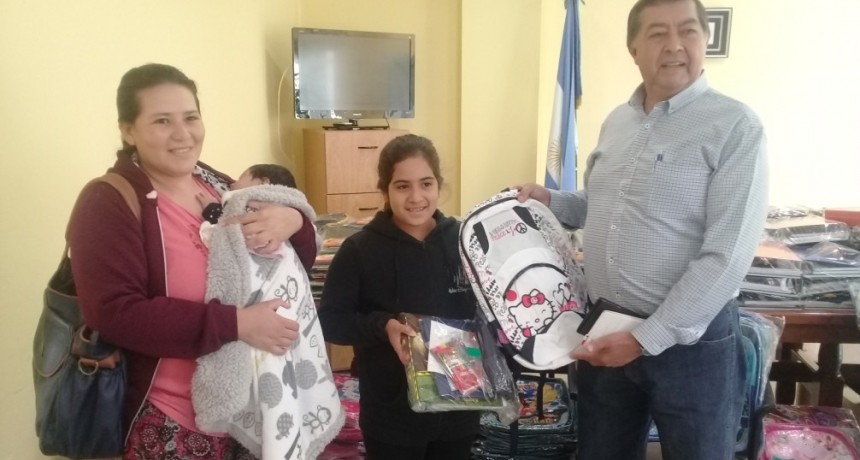 El Centro de Empleados de Comercio de Campana entrega Kits Escolares