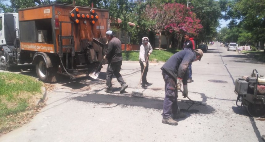 Siguen las tareas de bacheo en distintos puntos de la ciudad   