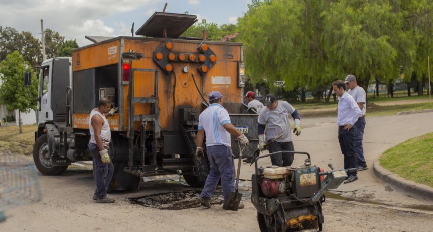 Reparan la ex ruta 6 a la altura del barrio Las Acacias 