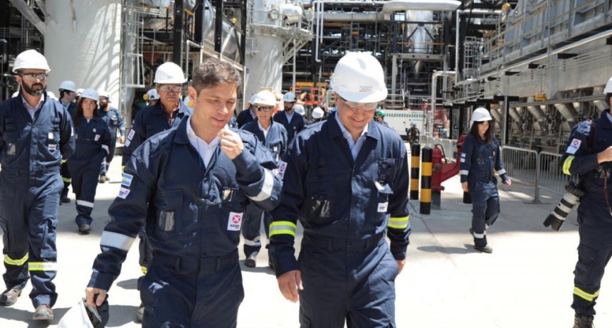 El gobernador de la provincia de Buenos Aires  visit&oacute; la refiner&iacute;a de AXION energy en Campana