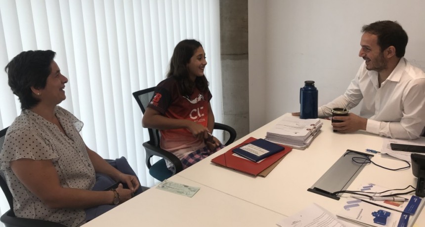 Abella recibi&oacute; a la nadadora Agostina Hein antes de su competencia internacional