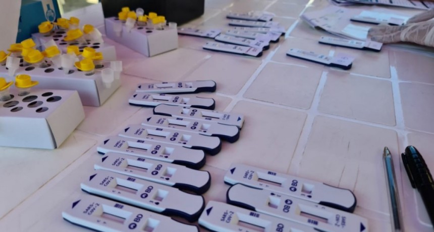 Realizan testeos rápidos a jóvenes que regresaron de Bariloche