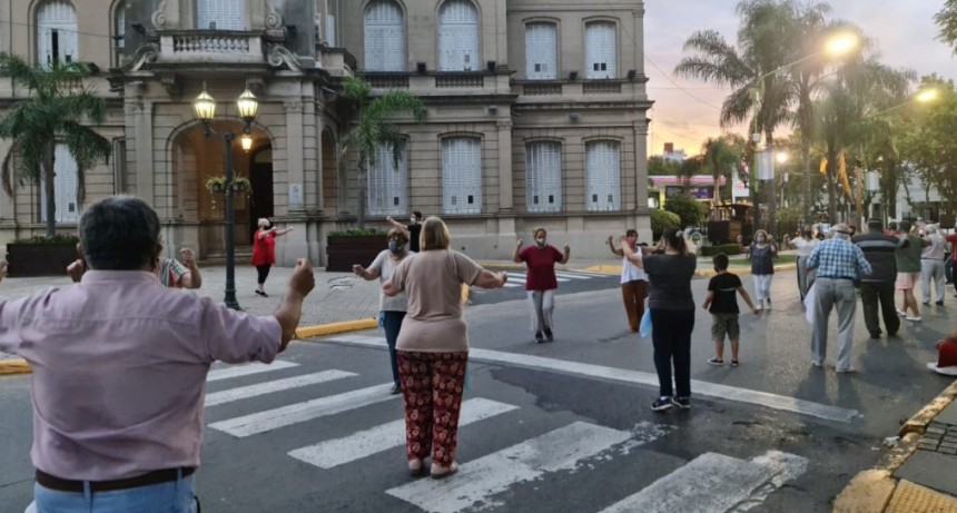 Cada vez más vecinos participan de las clases  al aire libre del taller municipal de folklore 