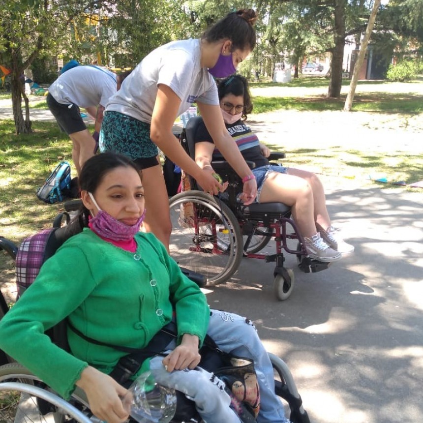 Hubo desafíos y actividades con agua en la colonia para personas con discapacidad