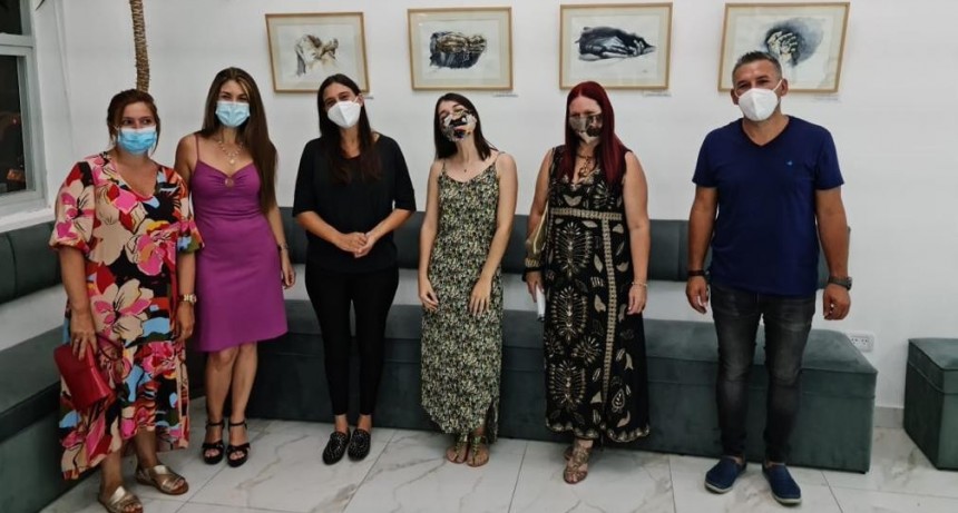 Elisa Abella acompañó la inauguración de la exposición “Arte para sanar”