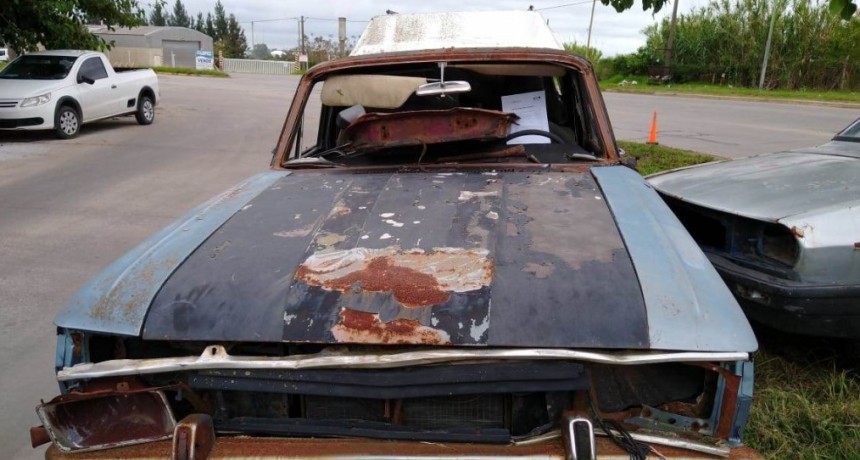 Continúa el retiro de vehículos abandonados en la vía pública 