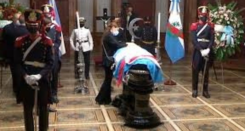 El Presidente decretó tres días de duelo nacional por la muerte de Carlos Saúl Menem