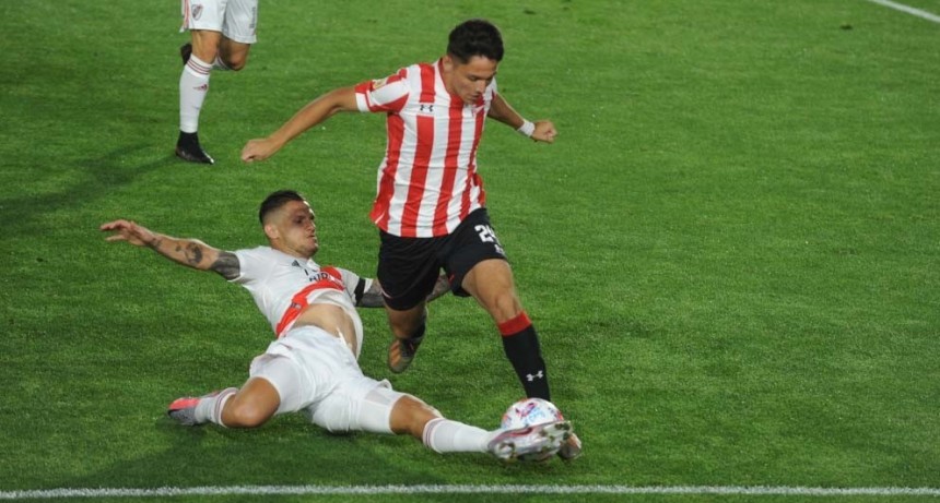 Agónico triunfo de Estudiantes sobre River Plate en el arranque de la Copa 