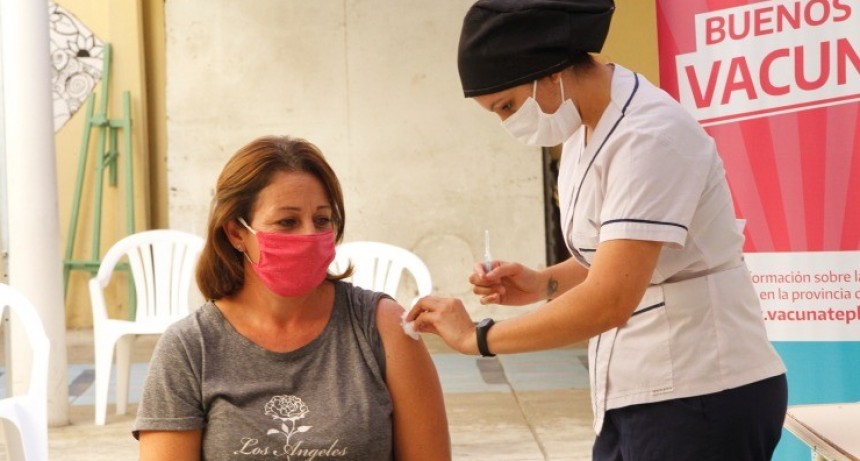 Lorena, la primera en recibir la vacuna en la Escuela 2