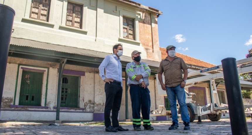Nueva Costanera: ahora realizan trabajos de pintura en el edificio de la vieja estación