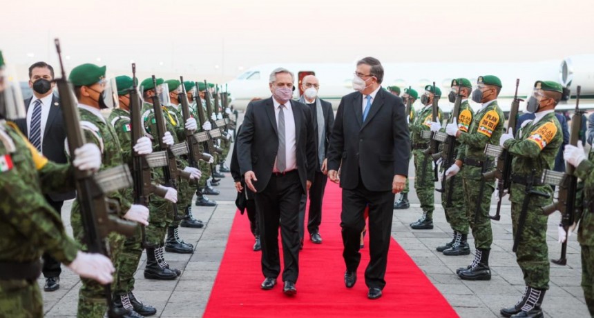 El Presidente arribó a México para participar de las ceremonias por los 200 años de la independencia 