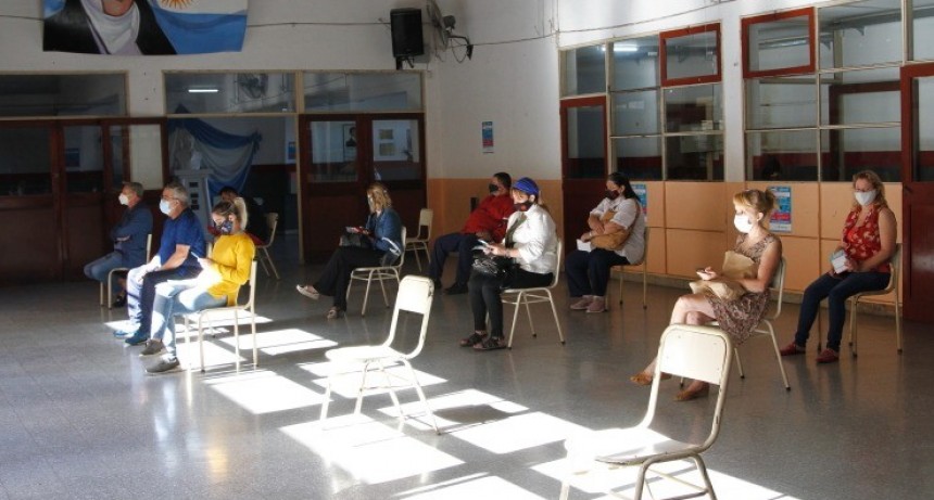 Vacunas de AstraZéneca ya se aplican en la Ciudad