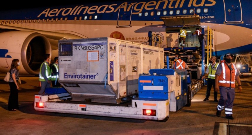 Coronavirus: llegó al país una partida de 904 mil vacunas Sinopharm, provenientes de China