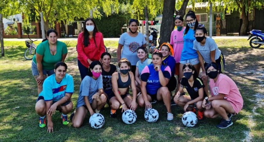 Elisa Abella visitó al equipo femenino del Club Atlético Santa Lucía 
