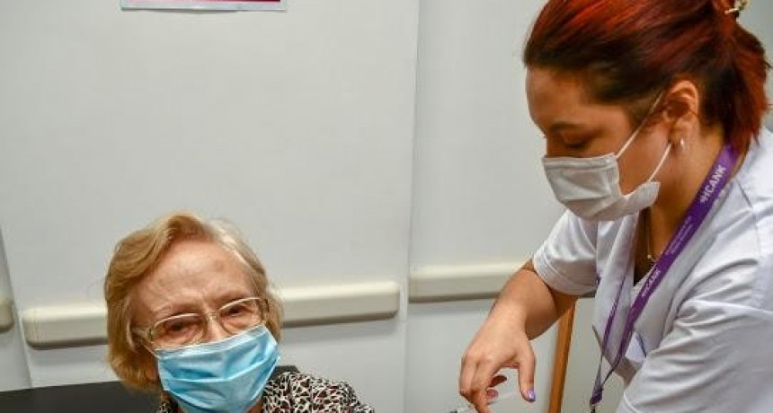 Elsa, una mujer de 90 años es la vacunada número un millón en el país