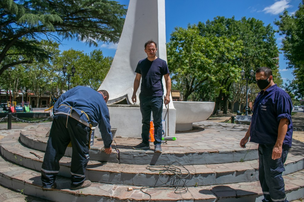 Tras actos de vandalismo, el Municipio repara la plaza Italia