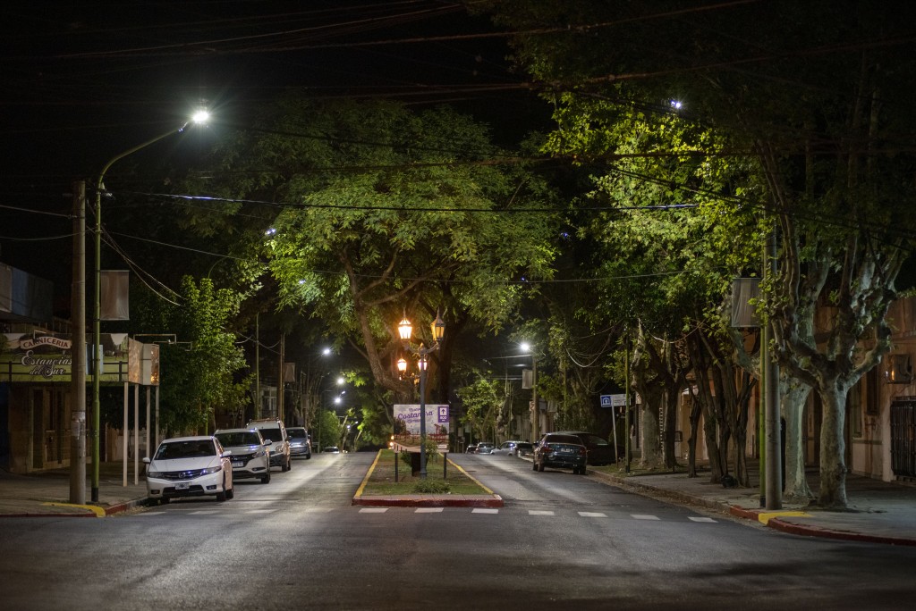 En el boulevard Sarmiento, el Municipio ejecutó la reconversión del alumbrado público