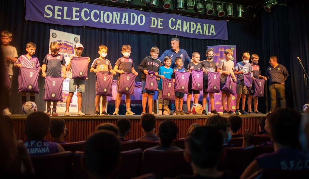 El Municipio acompañó la entrega de indumentaria al seleccionado de fútbol de Campana