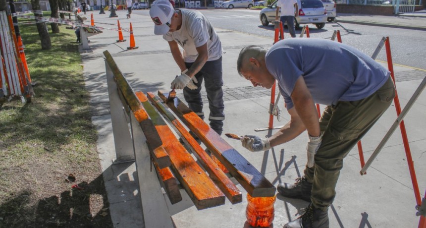 Plaza Eduardo Costa: personal municipal realizó tareas de mantenimiento integral