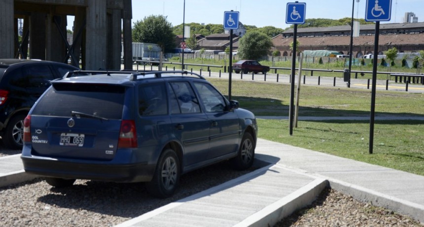 Nueva Costanera: piden respetar los estacionamientos habilitados